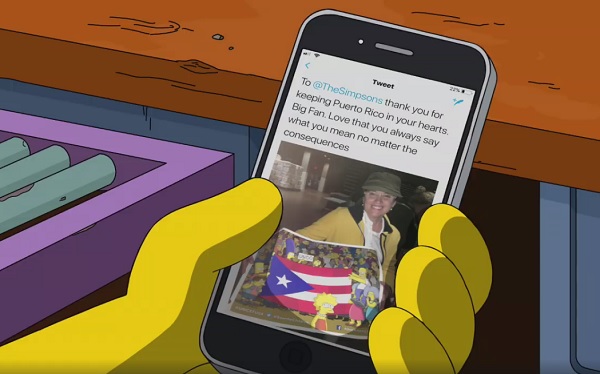 En el video también se critica a Donald Trump por tirar papeles durante su visita a la isla.