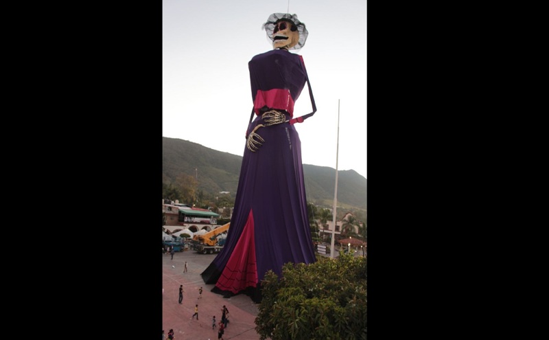 Esta catrina supera a la del año pasado tanto en altura como en diseño la cual midió 20 metros de altura.