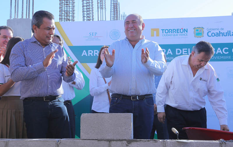 El gobernador de Coahuila, Rubén Moreira, señaló que se han construido 235 preparatorias en su administración.