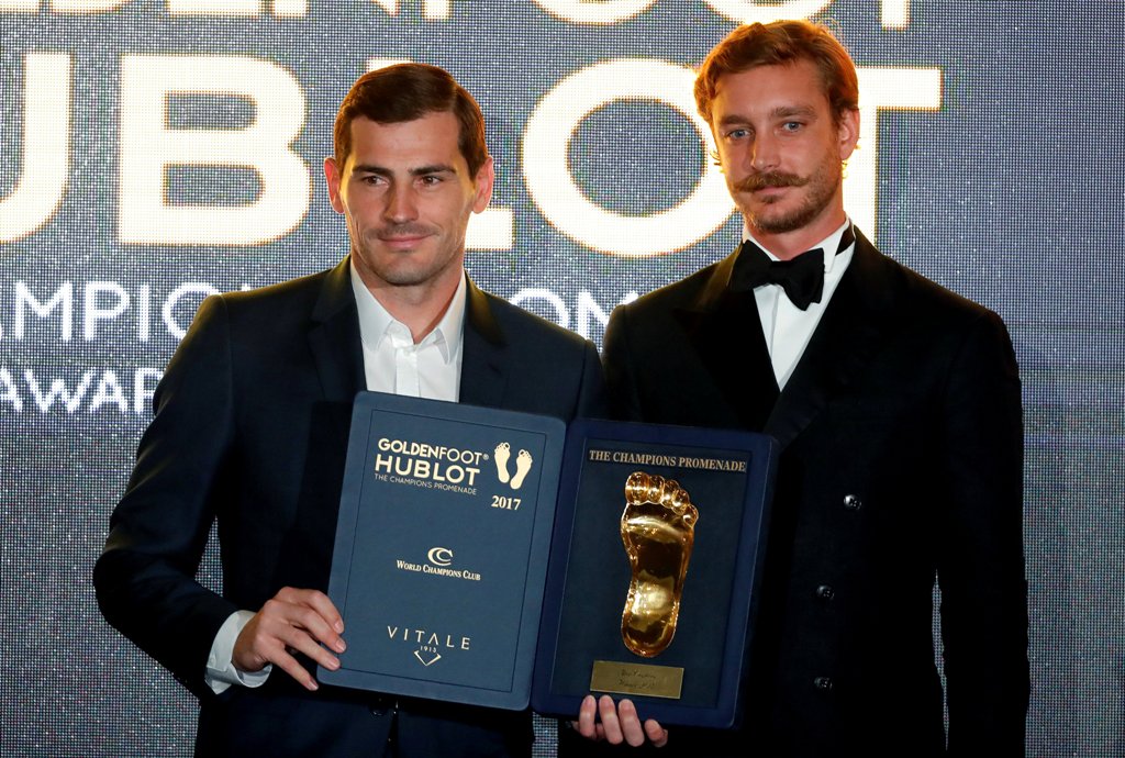 El portero español Iker Casillas fue condecorado con el Golden Foot 2017
