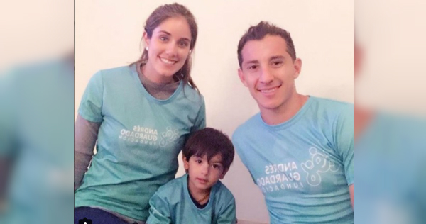 Sandra de la Vega y Andrés Guardado con su hijo Máximo