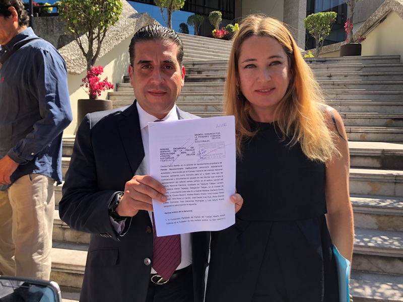 El senador José María Tapia y Claudia Pastor, representante del PRI ante el INE.