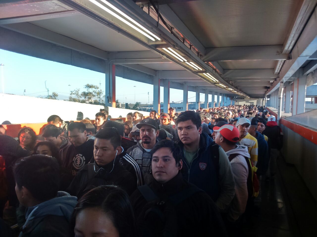 Un trabajador del Metro que permite el acceso de los usuarios a los andenes de la Línea 1, dijo que sí había servicio pero estaba atrasado.