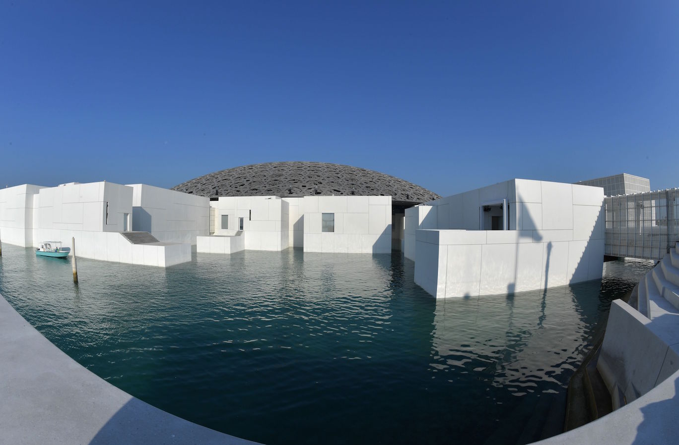 Una vista exterior del Museo Louvre de Abu Dhabi, obra del arquitecto francés Jean Nouvel.