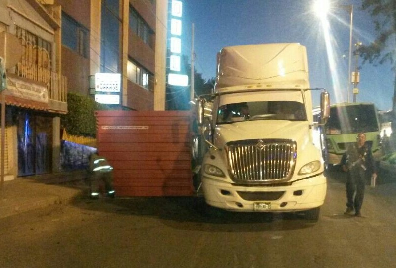 El contenedor se volcó en los carriles laterales de la Calzada Ignacio Zaragoza en dirección al poniente.