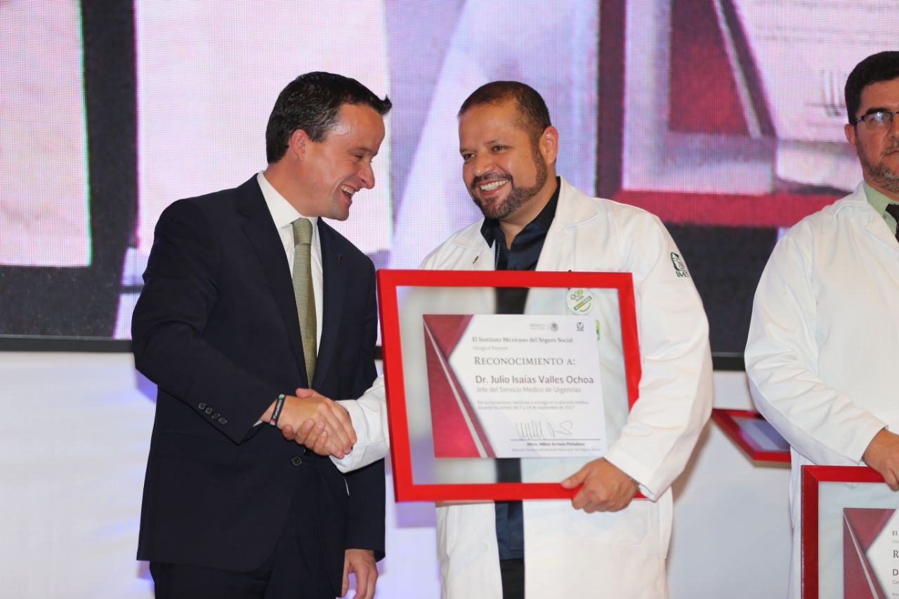 El director del IMSS, Mikel Arriola, entregó reconocimientos a los médicos que ayudaron en los sismos.
