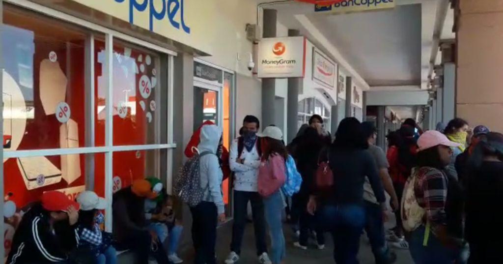 Los estudiantes tomaron al menos tres plazas comerciales e impidieron el acceso a los consumidores.