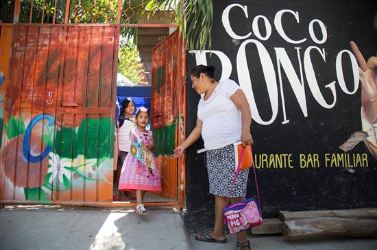 La idea de Coco Bongo es que los niños no sigan de ociosos tras el sismo que destruyó sus escuelas.