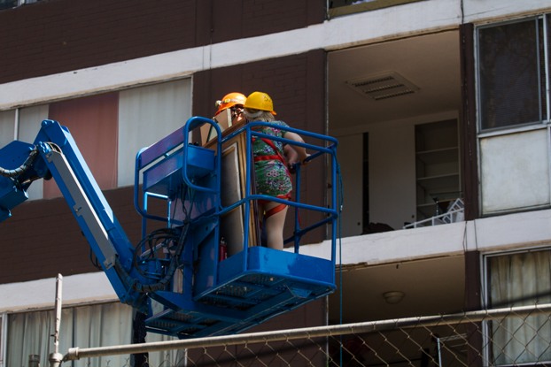 Los inquilinos subieron a sus departamentos en una grúa porque las escaleras del edificio colapsaron en el sismo.
