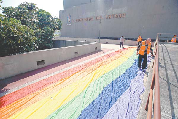 Manifestantes colocaron desde el lunes la bandera gay en el recinto.