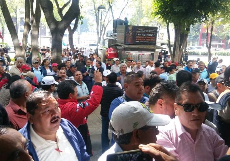 Los manifestantes ocupan los carriles laterales de Reforma entre Ignacio Ramírez y la calle París.