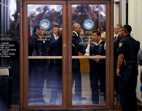 Obama durante su llegada al edificio en Chicago.