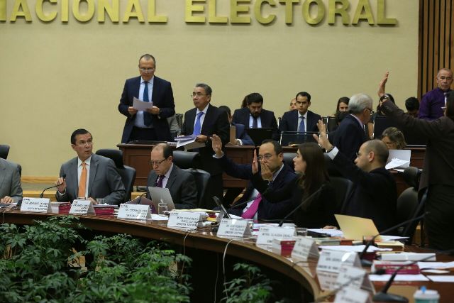 Los partidos estarán obligados a encabezar las candidaturas plurinominales con mujeres, resolvió el INE.