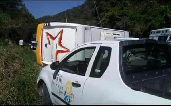 Personal de bomberos y de Protección Civil, llegaron a la zona para atender la emergencia.
