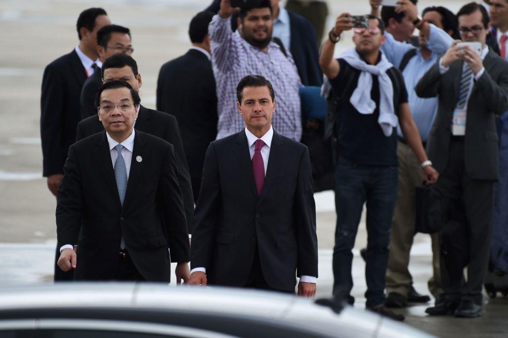 El presidente Enrique Peña Nieto a su llegada a Vietnam, donde participará en la APEC.