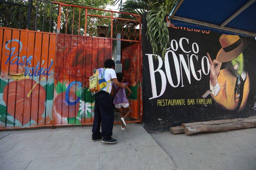 COCO BONGO Es un bar en Juchitán que amanece como escuela y recibe aproximadamente a cuarenta niños.