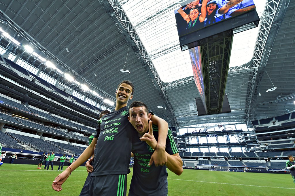 Diego Reyes (izq) con Héctor Herrera en una concentración con la selección mexicana 