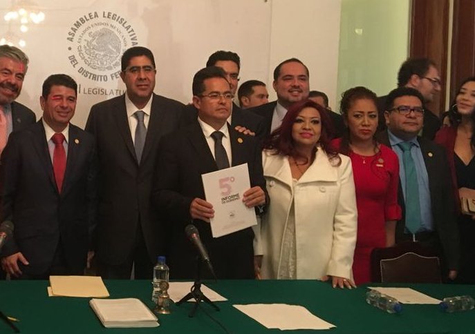 El diputado acusó a Morena de violentar la Ley Orgánica y el reglamento interno, tras la toma de tribuna.
