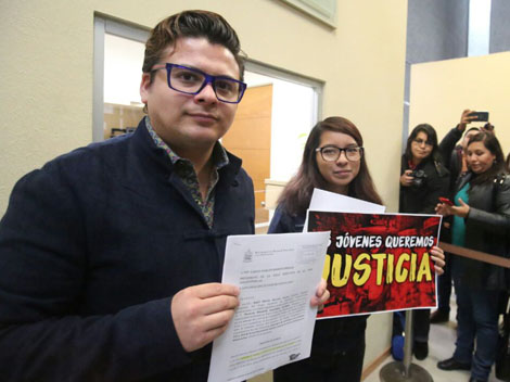  El legislador sin partido, Ángel Barroso, y la estudiante, Maricela Guardiola.