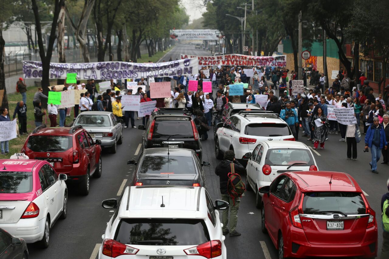 Los manifestantes expresaron que los edificios siguen derrumbados.