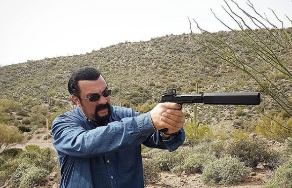 Portia de Rossi acusa Steven Seagal de acoso sexual.