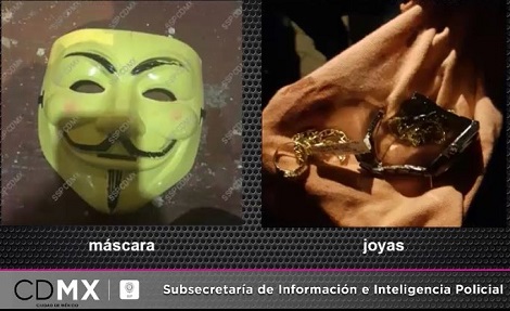 Los detenidos tenían diversas joyas y una máscara.