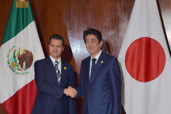 El presidente Enrique Peña Nieto se reunión con el primer ministro de Japón, Shinzo Abe, en el marco del Foro APEC.