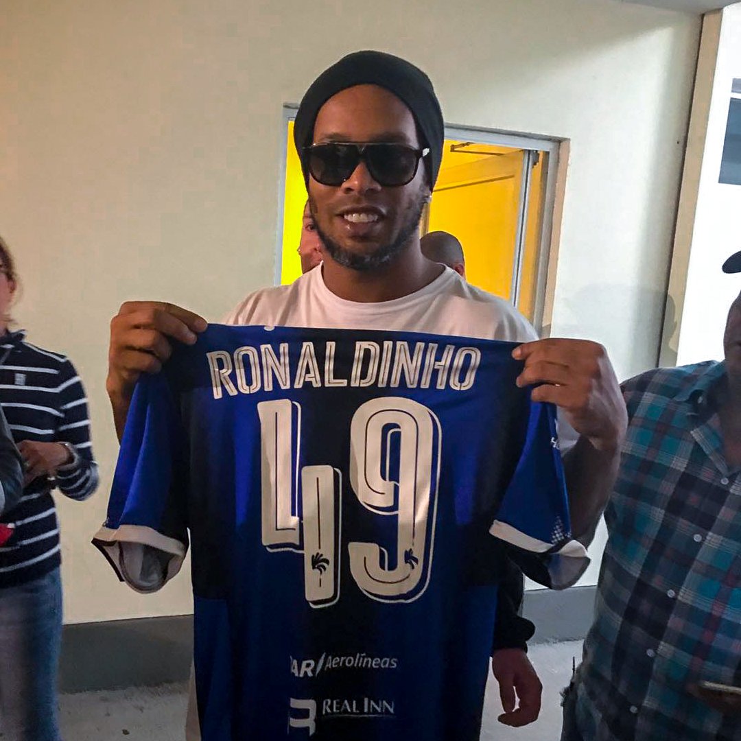 Ronaldinho posando con la playera de Gallos Blancos