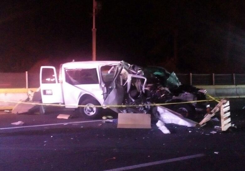 La camioneta chocó contra la parte trasera del camión de carga, a la altura de Tres Marías.