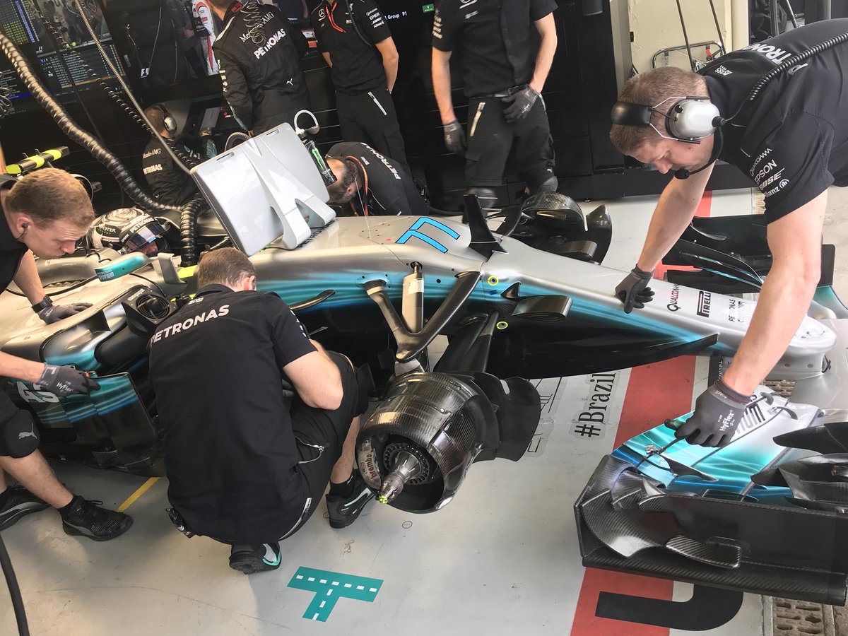 El equipo de la escudería Mercedes durante las pruebas del Gran Premio de Brasil
