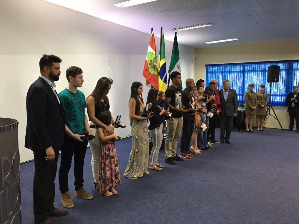 Familiares de las víctimas del Chapecoense reciben una medalla como homenaje
