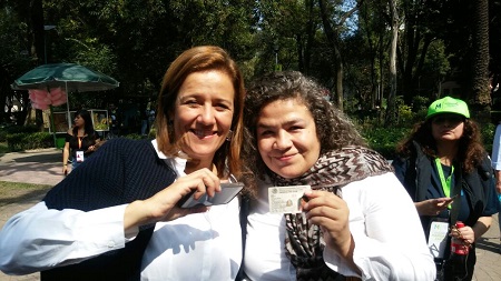 Margarita Zavala tomándose una foto con una de sus simpatizantes.