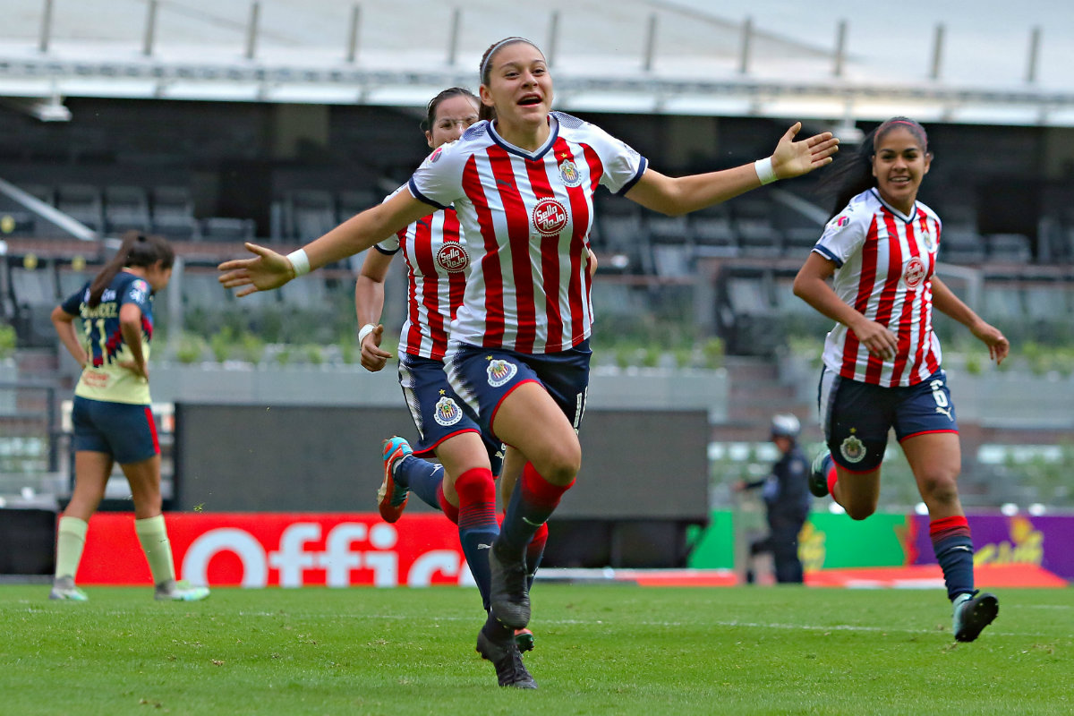 Norma Palafox en festejo de gol