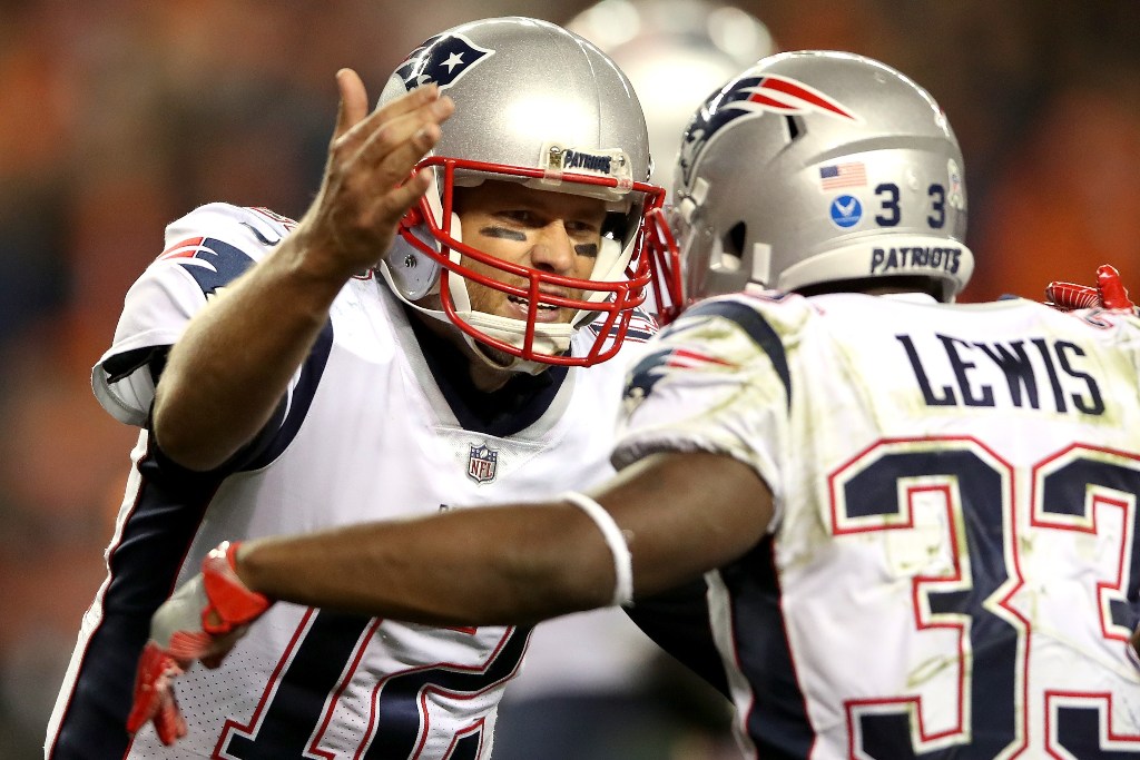 Brady celebra con Lewis en el triunfo de Patriotas ante Broncos