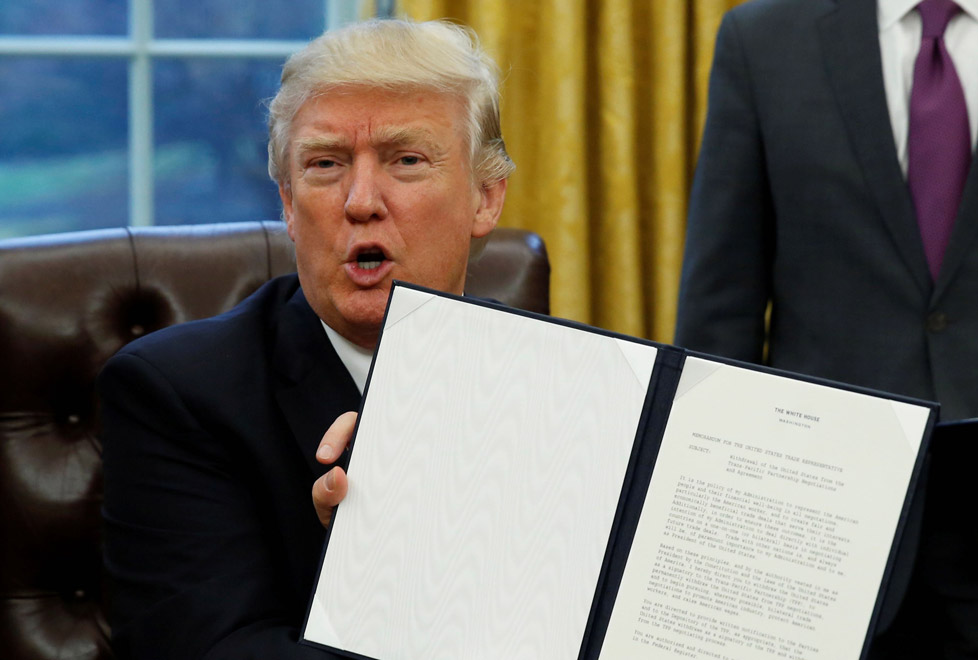 El presidente Donald Trump presume la salida de EU del TPP.