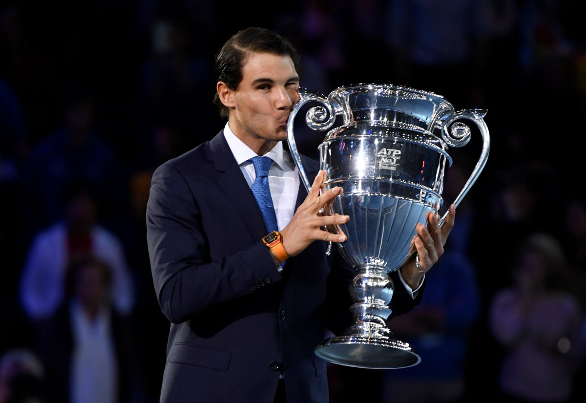 Rafael Nadal con el trofeo que lo reconoce como el número 1 de la temporada 2017