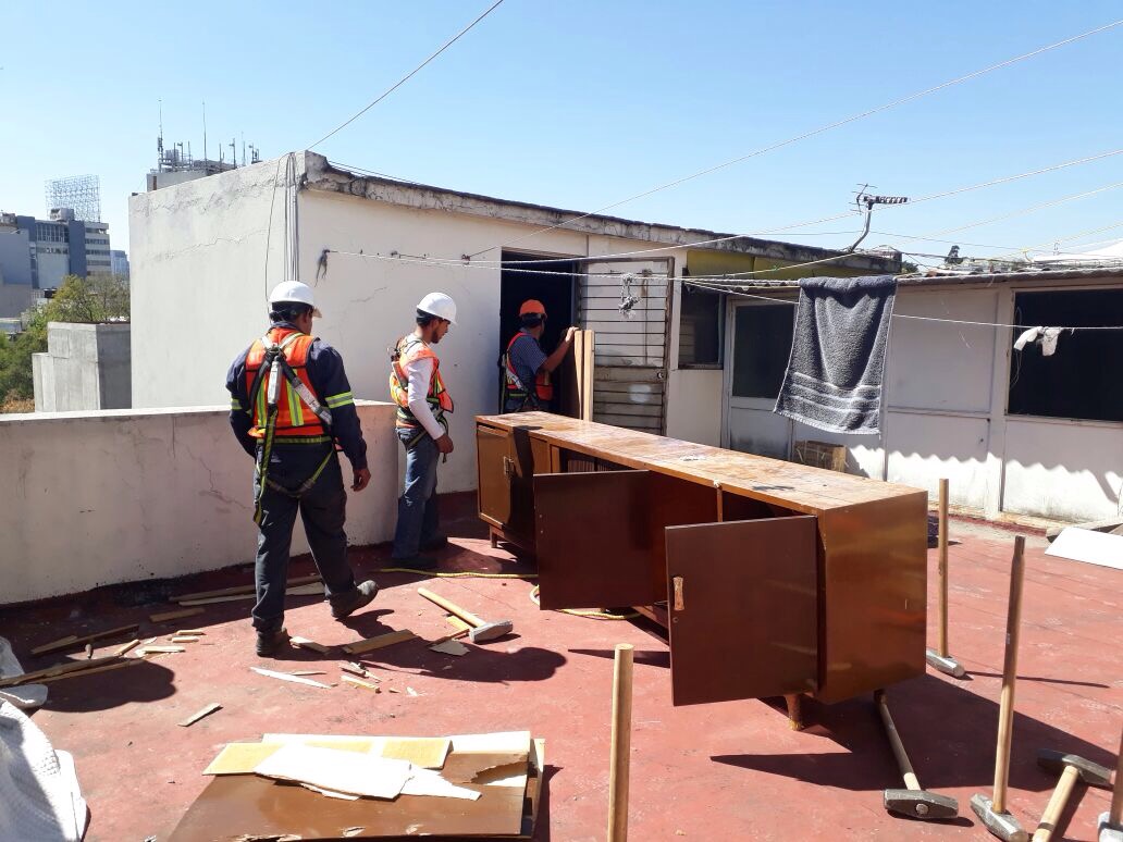 Los trabajadores retiran mobiliario y elementos prefabricados en los dos últimos niveles de la edificación