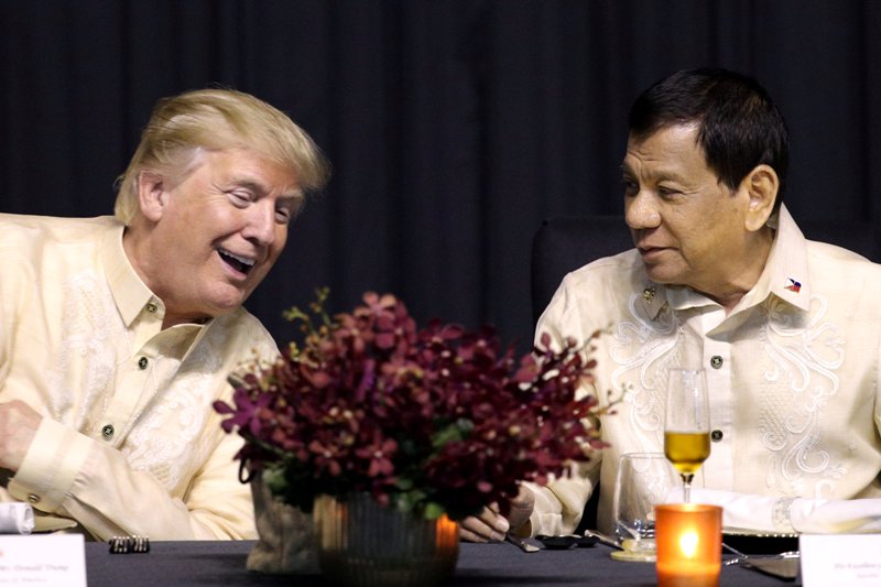 Trump conversa con el presidente de Filipinas, Rodrigo Duterte, durante la cena de gala que conmemora el 50 aniversario de la ASEAN, en Manila.
