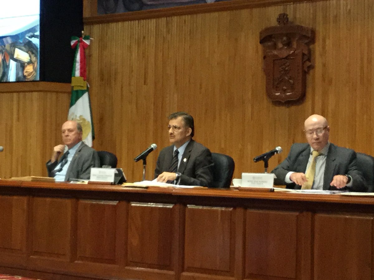 Bravo Padilla (al centro) señaló que 44 por ciento de la matrícula de educación superior del país se encuentra inscrita en 14 licenciaturas.