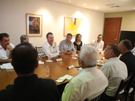 El gobernador Quirino Ordaz Coppel sostuvo una reunión con comuneros a quienes se les expropiaron sus tierras en la administración pasada. 