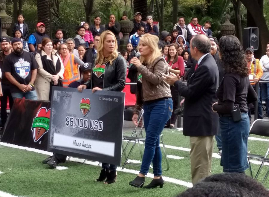 Linda y Lauren Del Rio, miembros de la Fundación Jack Del Río, durante la Fan Fest de la NFL en México en 2016