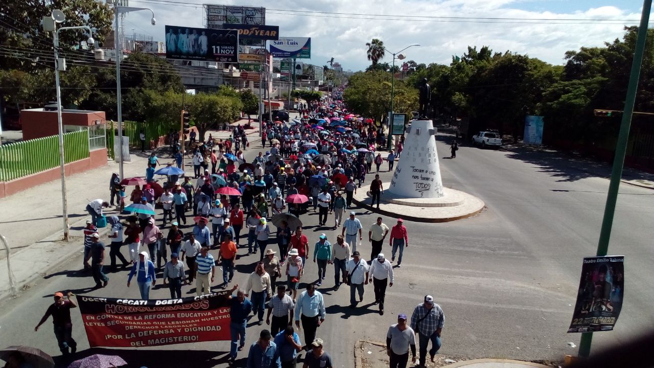 Los maestros marcharon por tres horas.
