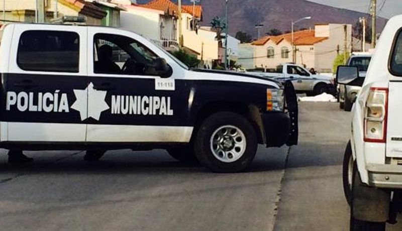 Otro policía resultó lesionado.