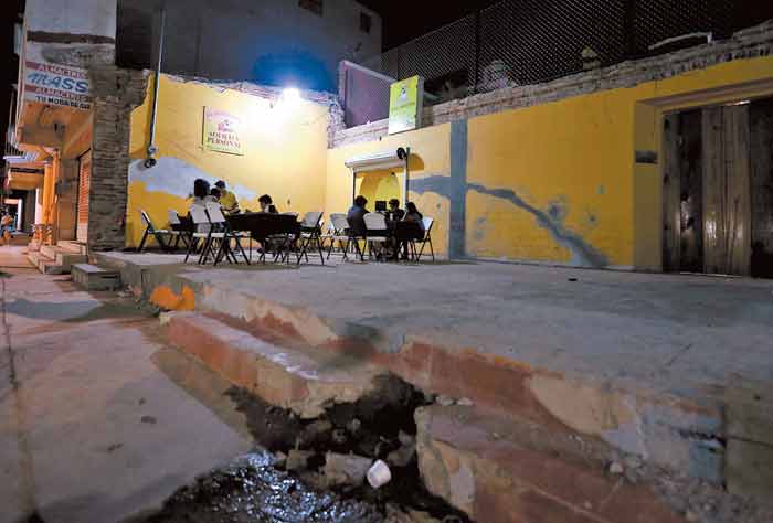 La pizzería quedó en ruinas después del sismo, por lo que sus dueños decidieron acondicionar el lugar al aire libre para reabrir.