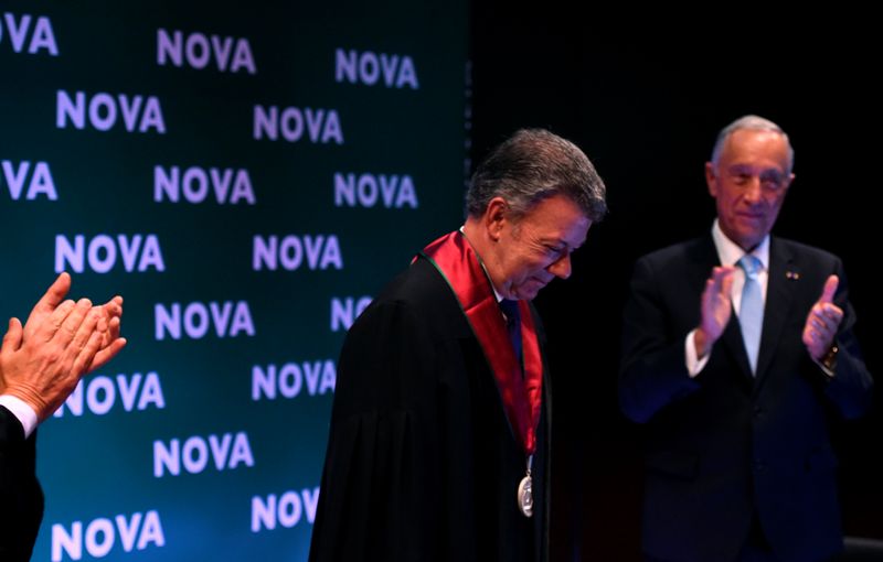 El presidente colombiano, Juan Manuel Santos, celebró el "importante paso" durante un discurso en Lisboa, donde fue homenajeado en el Parlamento luso 