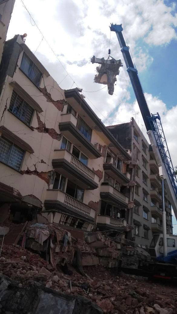 El área superior del inmueble fue retirada en partes con ayuda de una grúa de largo alcance.