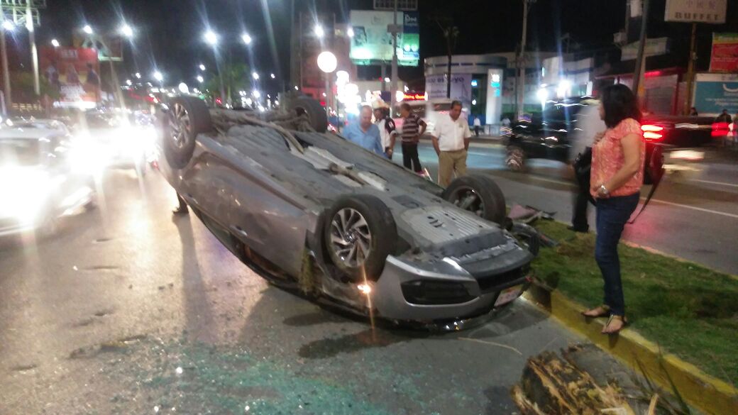 El automóvil quedo volcado en concurrida arteria.