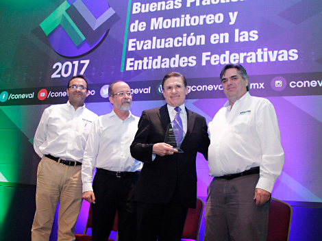 Entregan integrantes del Coneval el reconocmiento al gobernador de Durango, José Rosas Aispuro Torres por sus buenas prácticas de gobierno.