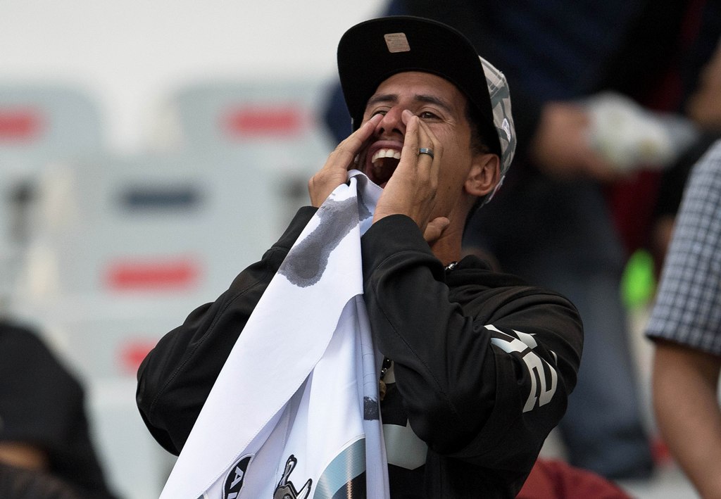 Fan de los Raiders en el duelo de NFL en México ante Texanos 