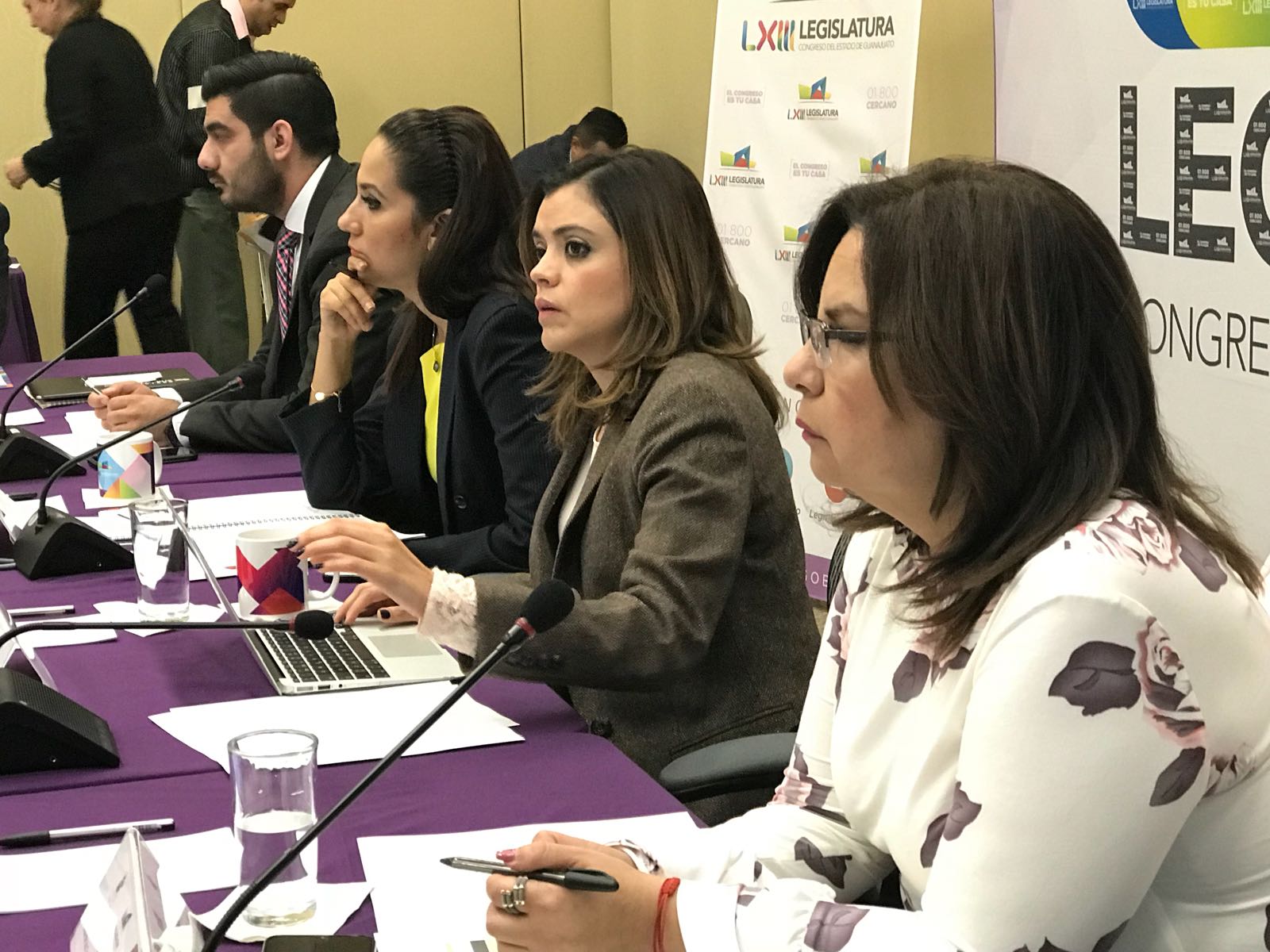 Legisladores del PRI, PVEM y PAN. 